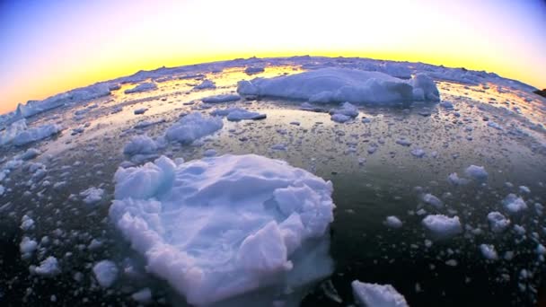 Vista ampla do ângulo do pôr-do-sol ártico — Vídeo de Stock