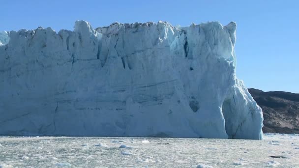 Gletschereisklippen, die durch den Klimawandel entstanden sind — Stockvideo