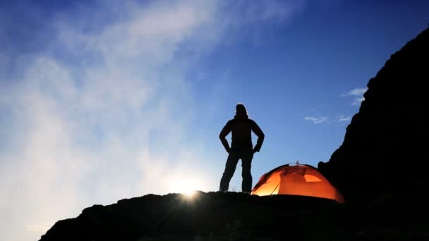 Hiker in Silhouette on Rocky Mountainside — Stock Video