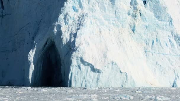 Glaciären väggar av is omgivet av fryst vatten — Stockvideo