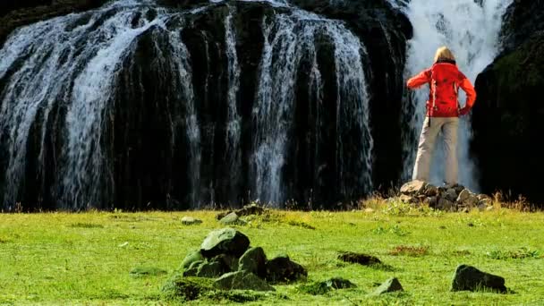 Mujer Solitaria en Expedición de Senderismo por Cascada — Vídeos de Stock