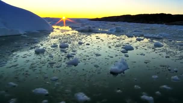 Solnedgången över en polar isberg — Stockvideo