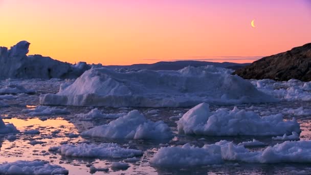 Atardecer ártico y luna brillando sobre hielo derretido — Vídeos de Stock