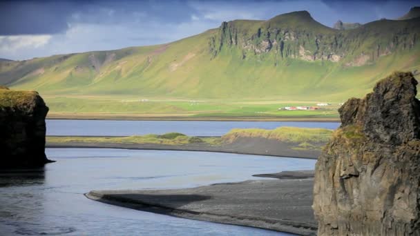 Figura solitaria disfrutando del paisaje de la campiña ártica — Vídeo de stock