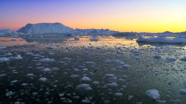 Zonsondergang over bevroren ijs in het Noordpoolgebied glaciale — Stockvideo