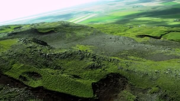 Luftaufnahme zerklüfteter isländischer Vulkankämme & Grasland — Stockvideo