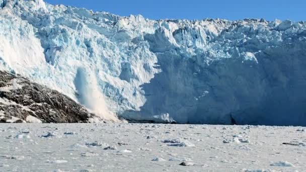 Ледниковый теленок в Арктике — стоковое видео