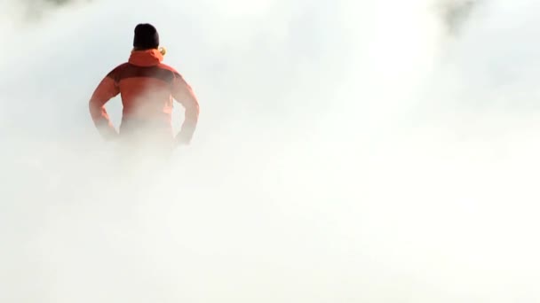 女性から火山蒸気が上昇中でトレッキング遠征 — ストック動画