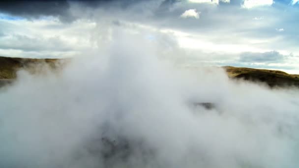 Golvende stoom van ondergrondse vulkanische springs — Stockvideo