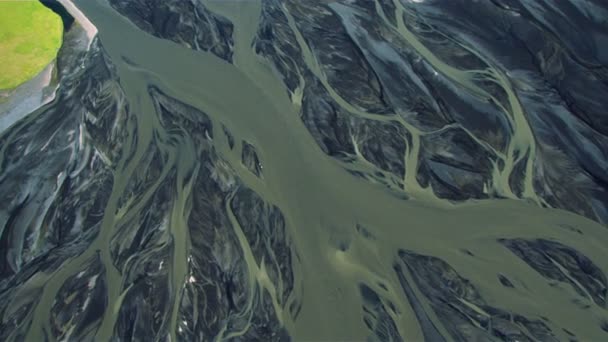 川のデルタ、アイスランドで緑のエーカーの空撮 — ストック動画
