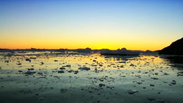 Ηλιοβασίλεμα πάνω από παγωμένες αρκτικές παγετώδους πάγου — Αρχείο Βίντεο