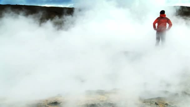 查看热火山蒸汽的女性登山者 — 图库视频影像