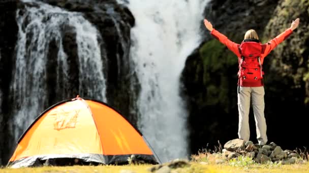 Vrouwelijke wandelaar vieren van expeditie succes — Stockvideo