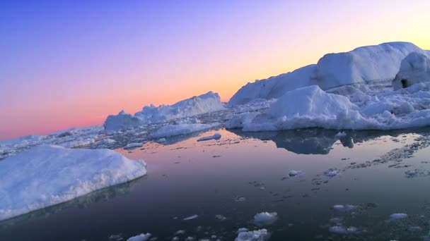 Αρκτική ηλιοβασίλεμα πάνω από το παγωμένο τοπίο — Αρχείο Βίντεο