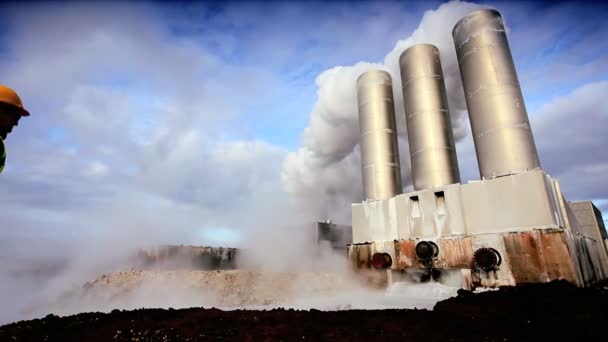 Vrouwelijke ingenieur in geothermische energie fabriek — Stockvideo