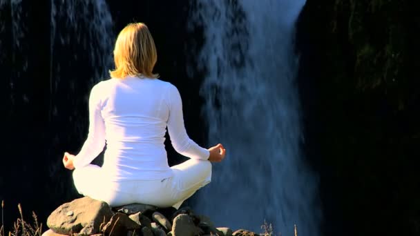 Chica practicando yoga al aire libre — Vídeo de stock