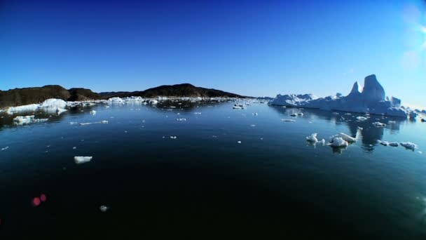 Stora flytande isberg bryts från en glaciär — Stockvideo