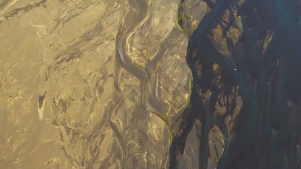 Vista aérea de las aguas derretidas glaciales y ceniza volcánica, Islandia — Vídeos de Stock