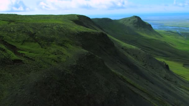 Flygfoto över isländska berget åsar & slätter — Stockvideo