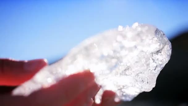 Mãos Examinando Gelo Glacial Derreter — Vídeo de Stock