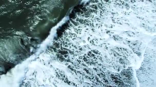 Aerial View of Crashing Waves on Icelandic Beach, Arctic Region — Stock Video