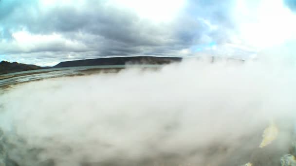 Vapeur tourbillonnante des sources volcaniques chaudes — Video