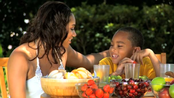 Mladá matka etnické & syn zdravé jíst oběd — Stock video