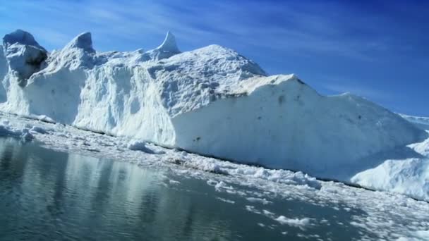 Großer Eisbergbruch in der Arktis — Stockvideo