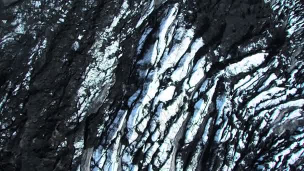 Vista aérea de las capas de polvo volcánico en el glaciar, Islandia — Vídeo de stock