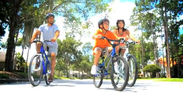 Famiglia etnica sana in sella alla bicicletta insieme — Video Stock