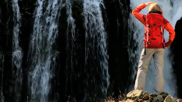 Mujer solitaria celebrando el éxito de la expedición — Vídeos de Stock