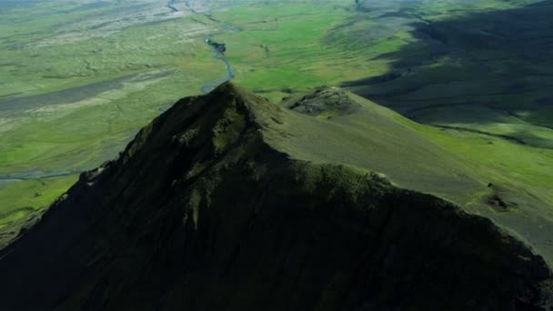 Vista aérea de las crestas volcánicas aparejadas, Islandia — Vídeo de stock