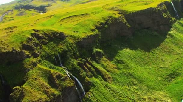 Vista aérea de la cascada glacial de agua derretida, Islandia — Vídeos de Stock