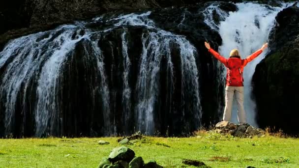 Mujer celebrando el éxito de la expedición — Vídeos de Stock