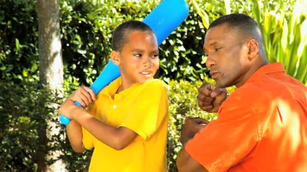 Padre étnico Enseñando Béisbol Hijo Joven — Vídeos de Stock