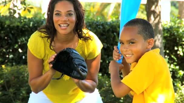 Familia afroamericana jugando béisbol — Vídeos de Stock