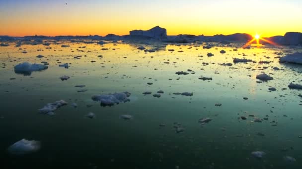 Sarkvidéki naplemente alatt úszó jégtáblák — Stock videók