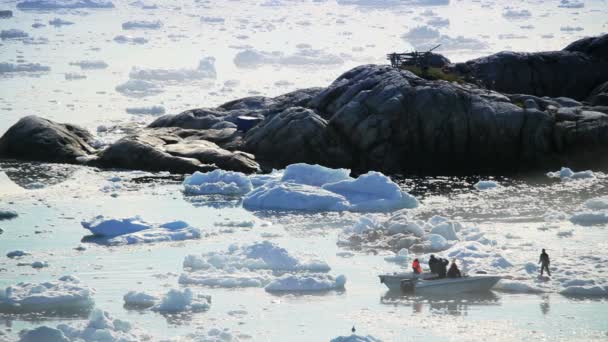 Petits bateaux entre planchers de glace et icebergs Région arctique — Video