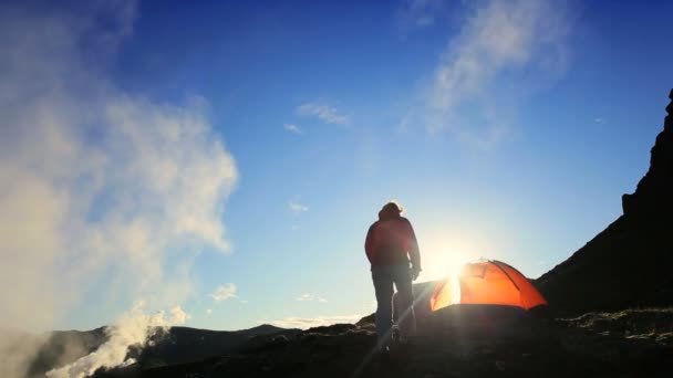 Randonneuse dans un environnement aride et aride — Video