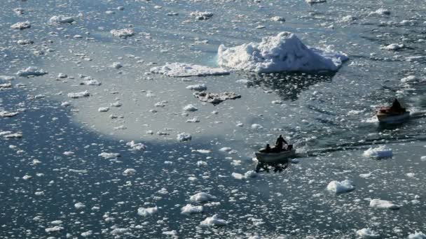 Pequeña artesanía entre témpanos de hielo y icebergs Región ártica — Vídeo de stock