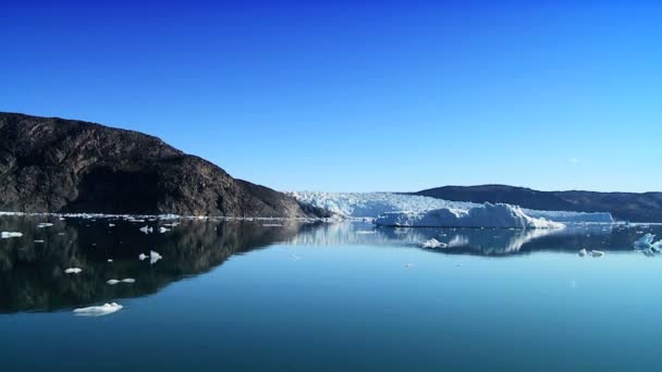 Schmelzen des arktischen Wassers durch globale Erwärmung — Stockvideo