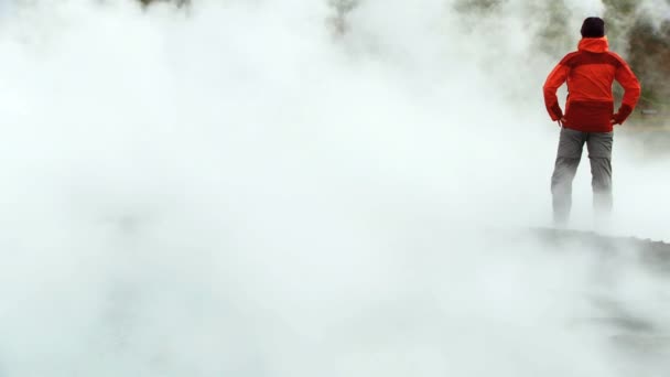 火山から熱い蒸気を見て女性を温泉します。 — ストック動画