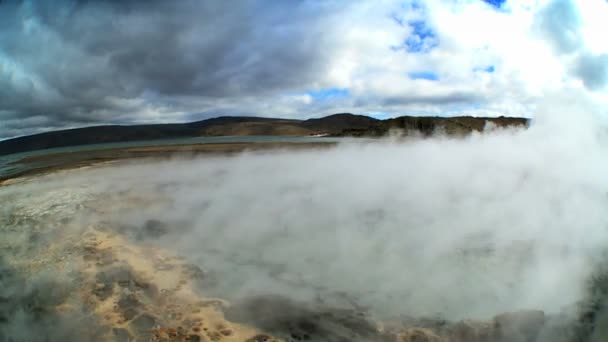 Vapore vorticoso dalle sorgenti vulcaniche calde — Video Stock