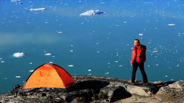 Одинокий путешественник на Арктической пешей экспедиции — стоковое видео