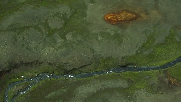 Вид с воздуха на ландшафт, зарубленный минеральными отложениями, Исландия — стоковое видео