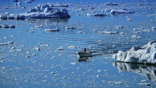 Petits bateaux entre les planchers de glace — Video