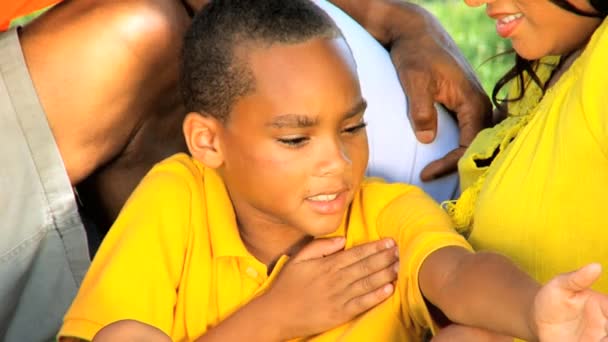 Jeune famille ethnique ensemble à l'extérieur en gros plan — Video