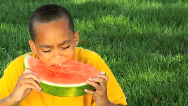 年轻的族裔男孩吃健康水瓜 — 图库视频影像