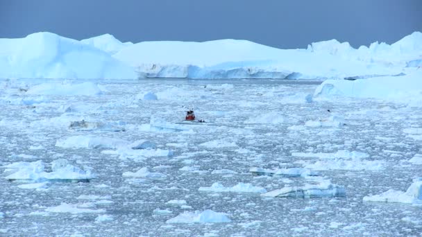 Navire nautique entre les flots de glace — Video