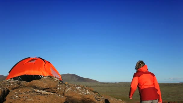 Conquista feminina solitária em uma expedição de caminhadas — Vídeo de Stock